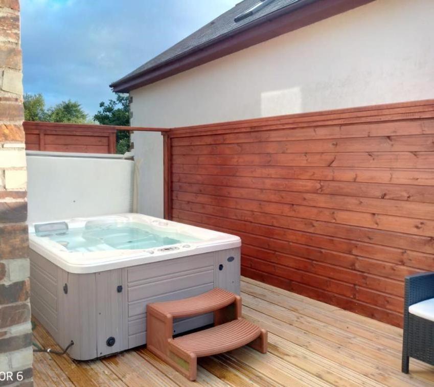 Fistral Hot Tub House For 8 On Retallack Resort Newquay  Exterior photo
